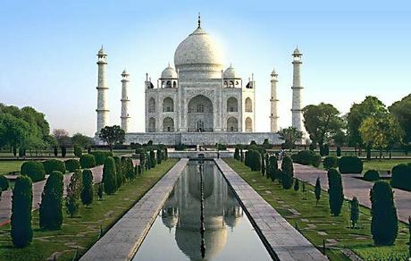 The famous tomb of the Taj Mahal in Agra.