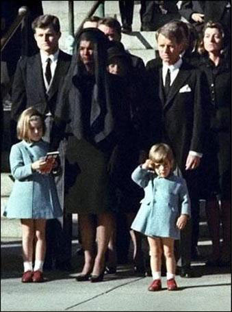 25 ноября 1963 года. Похороны Кеннеди. Джон Кеннеди-младший салютует гробу своего отца.