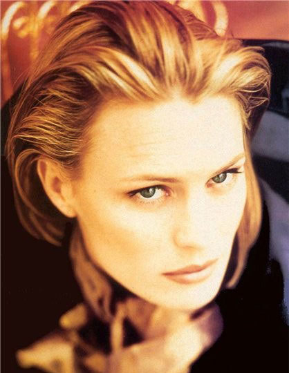   (Robin Wright)