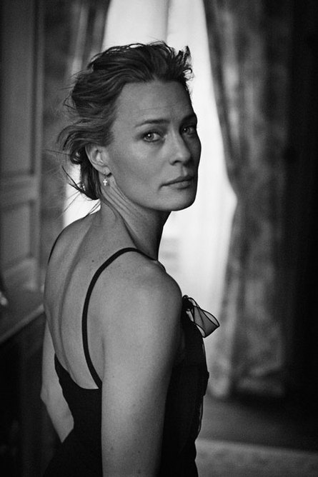   (Robin Wright)