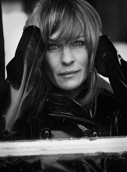   (Robin Wright)