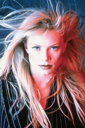   ( Peta Wilson )