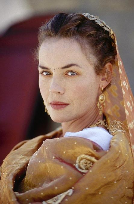   (Connie Nielsen)