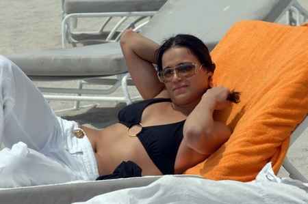 Мишель Родригес расслабилась на пляже (фото) ?????? ???????? ???????????? ?? ????? (????)
